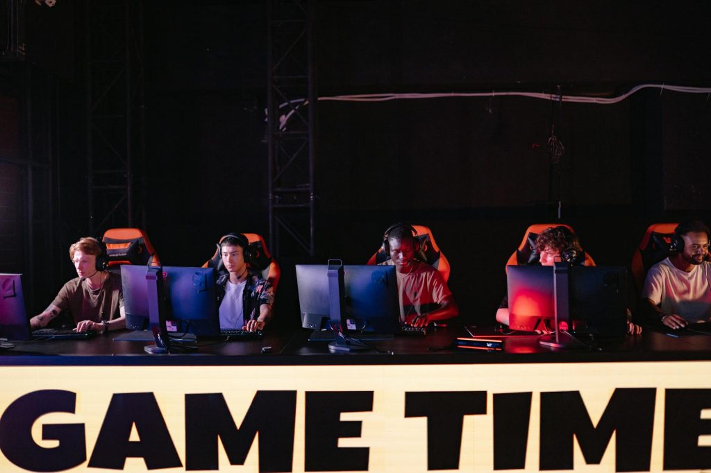 Tuyển thủ thi đấu CS2 trên sân khấu giải esports