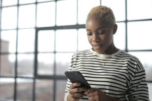 Người dùng mở phần cài đặt bảo mật tài khoản trên điện thoại